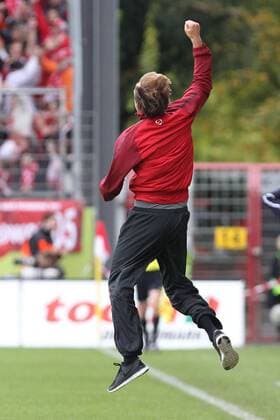 Fussball Bundesliga BL 10 11 - 02.10.2010 - 1. FSV Mainz 05 vs. TSG 1899 Hoffenheim. Torjubel . Jubel nach dem Tor zum 3:1 . Trainer Thomas Tuchel (Mainz) jubelt bejubelt das Tor und stuermt auf das Spielfeld . o0 Freude Emotionen