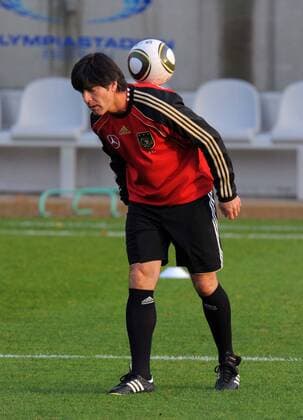 Berlin 06.10.2010 DFB Training - Bundestrainer Joachim Löw (GER) beweißt Ballgefühl
