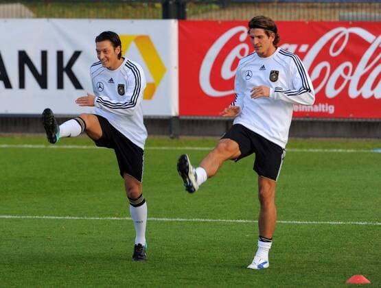 Berlin 06.10.2010 DFB Training - Mesut Özil (L) und Mario Gomez (GER)