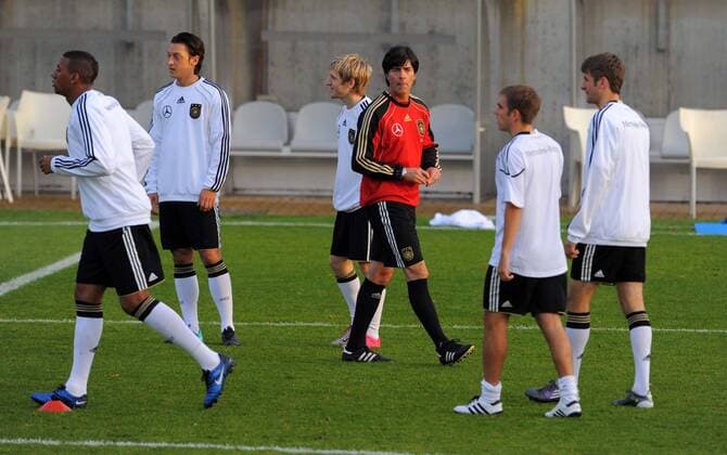 Berlin 06.10.2010 DFB Training - Bundestrainer Joachim Löw (GER, Mitte) beobachtet die Spieler