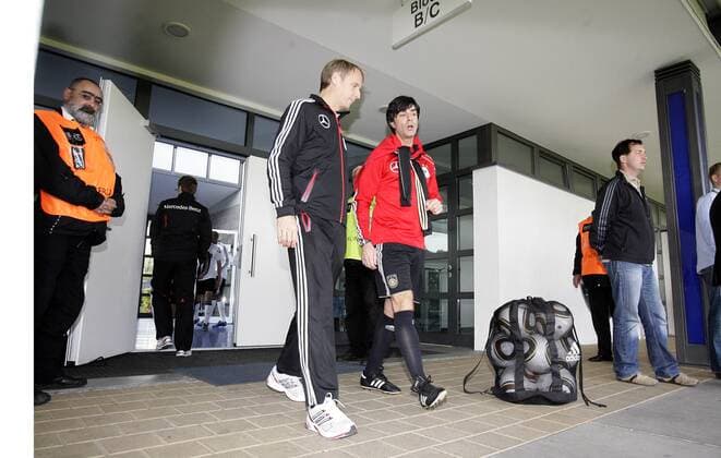 Bundestrainer Joachim Löw (re) mit DFB-Psychologe Hans Dieter Hermann (beide GER) - Training Deutschland in Berlin