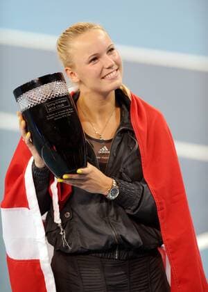 BEIJING, Oct. 7, 2010 -- Caroline Wozniacki of Denmark celebrates becoming the new women s world number one player with the trophy after winning her women s singles third round match at the China Open tennis tournament in Beijing, Oct. 7, 2010. ---  o0 Jubel Freude Weltrangliste Rangliste Nummer 1 Objekte Pokal Trophäe