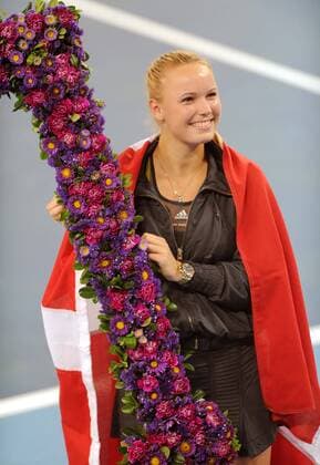 BEIJING, Oct. 7, 2010 -- Caroline Wozniacki of Denmark poses with a bouquet of flowers in the shape of the number one after winning her women s singles third round match at the China Open tennis tournament in Beijing, Oct. 7, 2010. ---  o0 Jubel Freude Weltrangliste Rangliste Nummer 1 Objekte Blumenstrauß