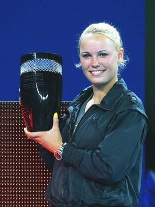 Caroline Wozniacki of Denmark poses with the world number one throphy after winning the third round of womens single of the China Open tennis tournament at the National Tennis Center in Beijing, China, October 7, 2010.  pau424547_06 o0 Objekte Freude Siegerehrung Sieg