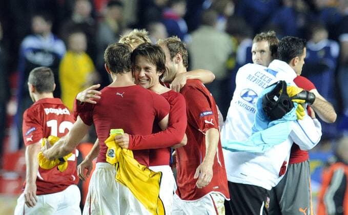 Tomas Rosicky of Czech Republic (C) celebrates victory after the Euro 2012 Group I qualifying soccer match Czech Republic vs Scotland in Prague, Czech Republic, on Friday, Oct. 8, 2010. (CTKxPhoto KaterinaxSulova)  CTKPhoto162207 o0 Freude