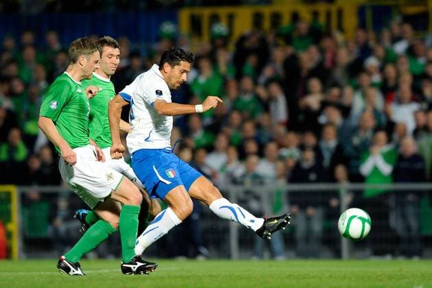 Nordirland (grün) vs. Italien (weiß) - Marco Borriello (re.) 