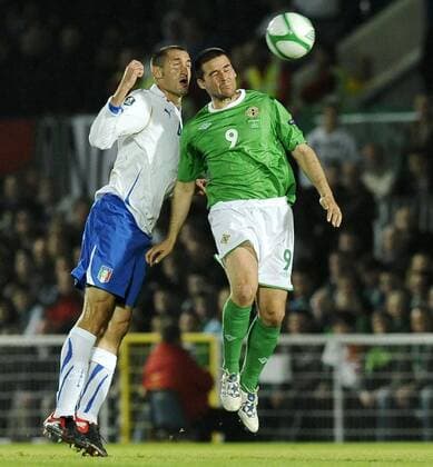 Nordirland (grün) vs. Italien (weiß) - Giorgio Chiellini (li.) - David Healy 