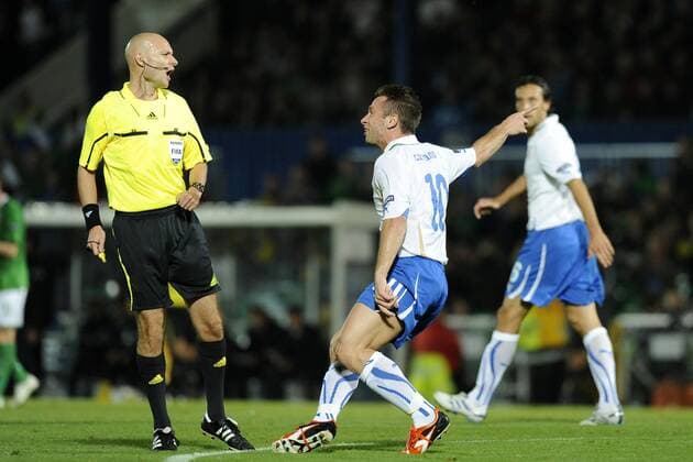 Nordirland (grün) vs. Italien (weiß) - Antonio Cassano (Mitte) - Schiedsrichter Tony Chapron (FRA) 