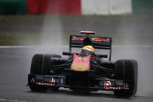 Saturday Practice, Sebastien Buemi (SUI), Scuderia Toro Rosso, STR5 Japanese Grand Prix 07-10 October 2010  o0 Spray, Regen