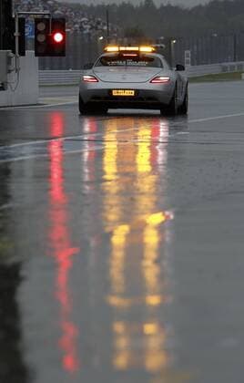 Motorsports Formula 1: World Championship 2010, GP of Japan, Bernd Maylaender (Safety Car driver) xHOCHxZWEIx o0 wetter, Witterung, Regen, nass, nässe, Spiegelung, Licht