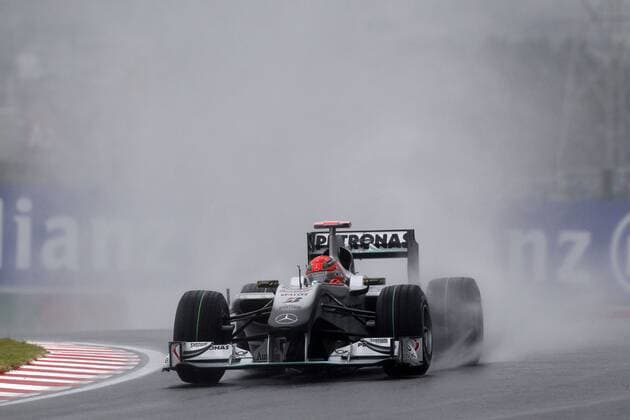 Motorsports Formula 1: World Championship 2010, GP of Japan, 03 Michael Schumacher (GER, Mercedes GP Petronas), xHOCHxZWEIx o0 Spray, Regen, Gischt