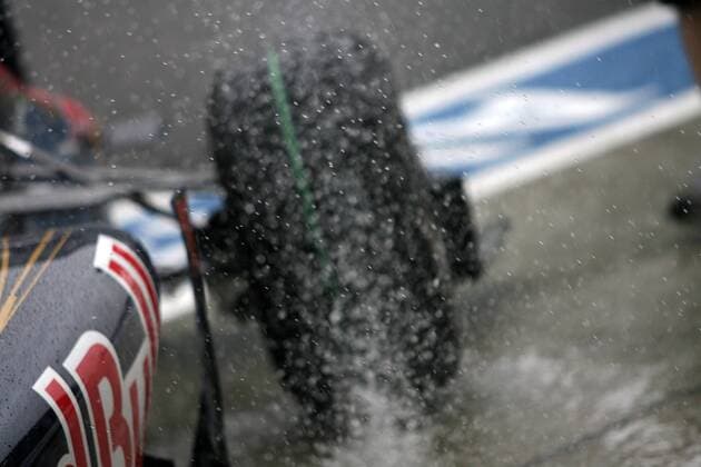 Vorderrad eines Boliden des Red Bull Racing Teams im Regen - 