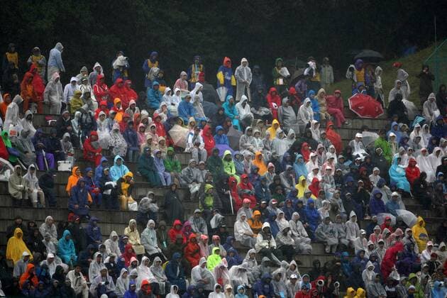 Fans in Regencapes in Suzuka während des Qualifying zum GP von Japan 2010 - 