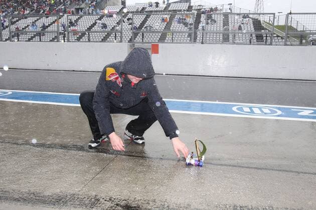 Formel 1, GP von Japan in Suzuka, 09.10.10, , Red Bull Racing, Mechaniker mit selbsgebautem Modellboot o0 Regen Wasser Modell Boot Modellboot Boxengasse Schiffchen