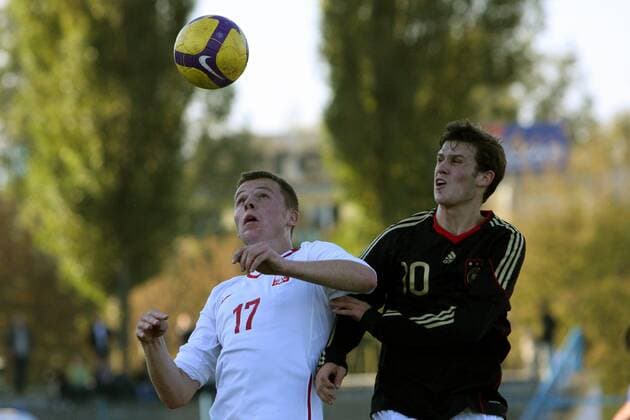 10.10.2010, Wloclawek - U20 Testspiel 2010 - Polen U 20 (weiß) vs Deutschland U 20 (schwarz) --- (L) MATEUSZ MATRAS (Polen) , (R) PASCAL GROß (Deutschland) ---  20101010CSJP3042