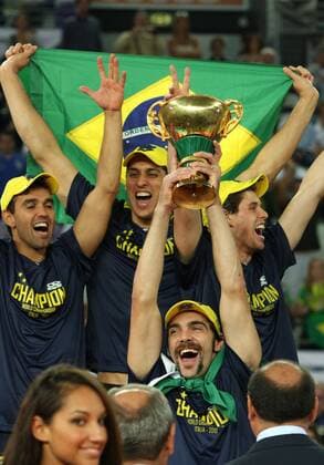 The captain Giba (C) of Brazil celebrates the victory with his team mates showing the cup of FIVB Men s Volleyball World Championship 2010 at Palalottomatica in Rome on October 10th, 2010. xMarcoxMegax  ActionPlus20150910 o0 Jubel, Freude, Pokal, TrophÃ¤e, Objekte, Godoy Filho Gilberto