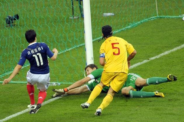 EM Qualifikation - Frankreich (blau) - Rumänien (gelb) - 09.10.2010 - Samir Nasri (Frankreich) gegen Torwart Costel Pantilimon und Cristian Chivu (beide Rumänien) - JBAutissier - 