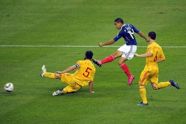 EM Qualifikation - Frankreich (blau) - Rumänien (gelb) - 09.10.2010 - Dimitri Payet (Frankreich) gegen Cristian Chivu (li.) und Mirel Radoi (beide Rumänien) - JBAutissier - 
