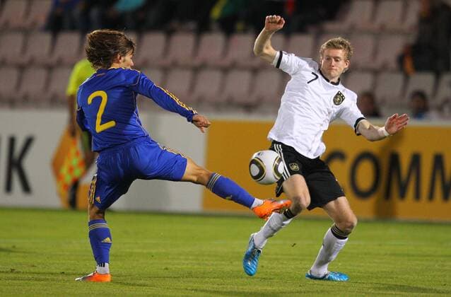 Andre SCHUERRLE, DFB U21 Nr.7 im Zweikampf um den Ball gegen Oleg POLISHCHUK U21 Länderspiel Deutschland (weiß) vs. Ukraine (blau)