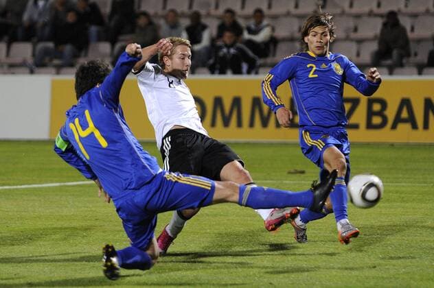 Lewis HOLTBY (GER) ,Aktion,Zweikampf gegen Ievgeni SHAKOV und Oleg POLISHUK (beide UKR) U21 Länderspiel Deutschland (weiß) vs. Ukraine (blau)