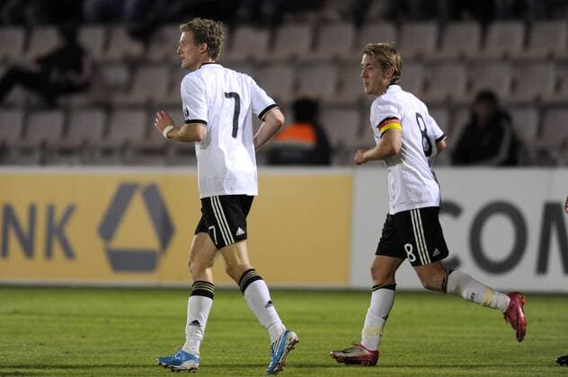 Andre SCHUERRLE (GER L) mit Lewis HOLTBY (GER-re),ganze Figur Deutschland U21 (weiß) vs. Ukraine U21 (blau) 2:1