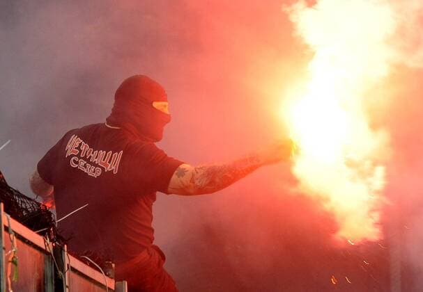 Spielabbruch nach Fanausschreitungen im EM Qualifikationsspiel Italien vs Serbien: Der serbische Hooligan Ivan Bogdanov (Ultra Boys Roter Stern Belgrad) durchtrennt das Sicherheitsnetz und initiiert mit dem Werfen von Feuerwerkskörpern die Randale im serbischen Fanblock giorgioxperottino