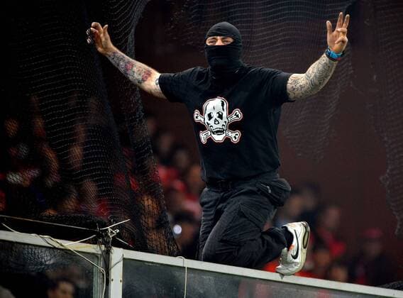 Spielabbruch nach Fanausschreitungen im EM Qualifikationsspiel Italien vs Serbien: Der serbische Hooligan Ivan Bogdanov (Ultra Boys Roter Stern Belgrad) initiiert die Randale im serbischen Fanblock giorgioxperottino