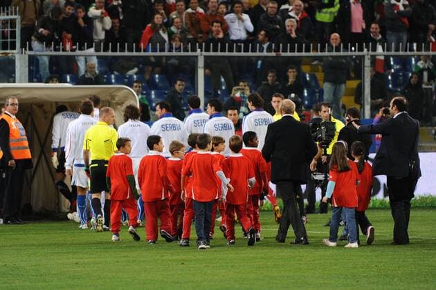 Spielabbruch - Italienische Spieler verlassen das Spielfeld. Aggressive Stimmung im Serbischen Fanblock während dem EM-Qualifikationsspiel Italien - Serbien in Genua 