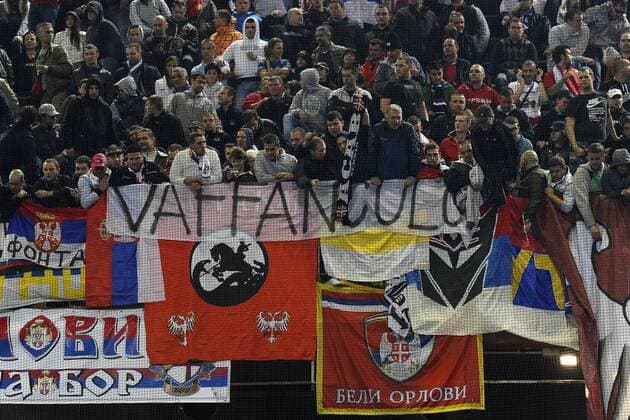 Obszöne Plakate im Serbischen Fanblock während dem EM-Qualifikationsspiel Italien - Serbien in Genua  Totale