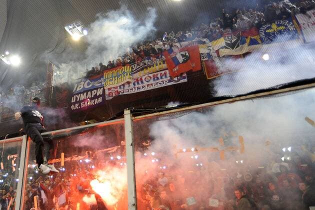 Aggressive Stimmung im Serbischen Fanblock während dem EM-Qualifikationsspiel Italien - Serbien in Genua  Totale