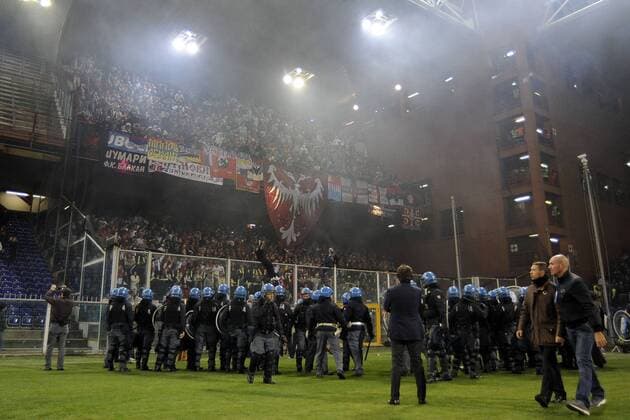 Aggressive Stimmung im Serbischen Fanblock während dem EM-Qualifikationsspiel Italien - Serbien in Genua  Totale
