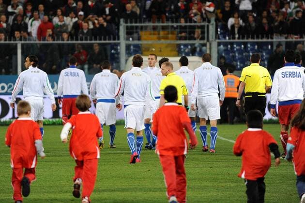 Spielabbruch - Italienische Spieler verlassen das Spielfeld. Aggressive Stimmung im Serbischen Fanblock während dem EM-Qualifikationsspiel Italien - Serbien in Genua 