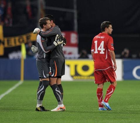 FUSSBALL INTERNATIONAL EM 2012-Qualifikation Gruppe A 12.10.2010 Schweiz - Wales:: Diego BENAGLIO (li, Schweiz) muss verletzungsbedingt nach acht Minuten ausgewechselt werden und umarmt Ersatzmann Marco WOELFLI (Mitte, Schweiz) Valentin STOCKER (re, Schweiz) 