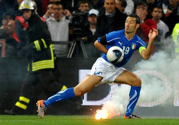 EM Qualifikation: Ausschreitungen beim Spiel Italien - Serbien in Genua führen zum Spielabbruch - eine Leuchtrakete landet direkt neben Gianluca Zambrotta (ITA) giorgioxperottino