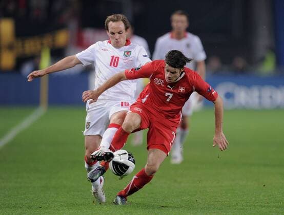FUSSBALL INTERNATIONAL EM 2012-Qualifikation Gruppe A 12.10.2010 Schweiz - Wales Tranquillo BARNETTA (re, Schweiz) am Ball gegen David Vaughan (Wales) 