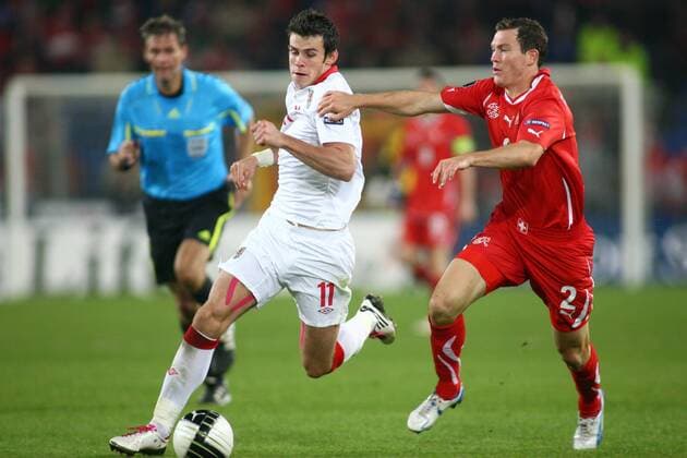 Schweiz - Wales, Gareth Bale (li, Wales) gegen Stephan Lichtsteiner (Schweiz) 