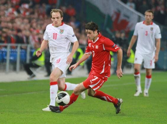 Schweiz - Wales, Tranquillo Barnetta (SUI, re.) gegen David Vaughan Wales links 