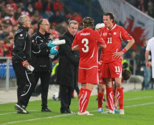 Schweiz - Wales, Nationaltrainer Ottmar Hitzfeld, Reto Ziegler Marco Streller (alle Schweiz) o0 Trainer 