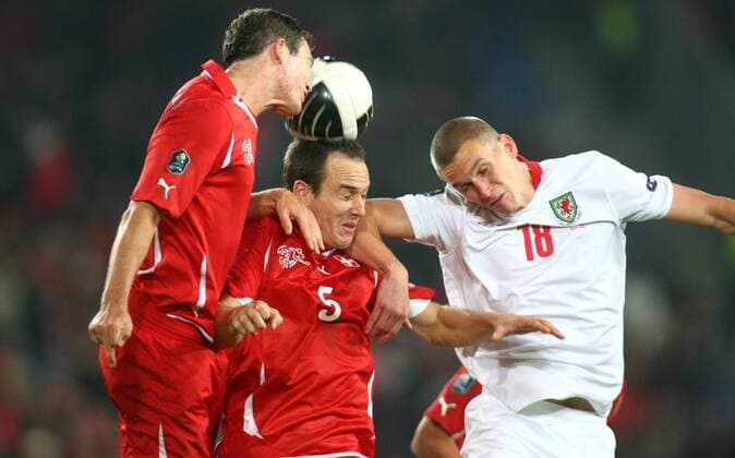 Schweiz - Wales, vl. Stephan Lichtsteiner , Steve von Bergen (beide Schweiz) gegen Steve Morison (Wales) 