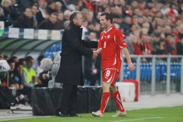 Schweiz - Wales, Alexander Frei wird durch Trainer Ottmar Hitzfeld ausgewechselt o0 Trainer, Nationaltrainer 
