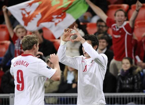 Li. Simon Church, re. Gareth Bale, Wales, Jubel, Schweiz - Wales, Laenderspiel, Fussball, 12.10.2010 