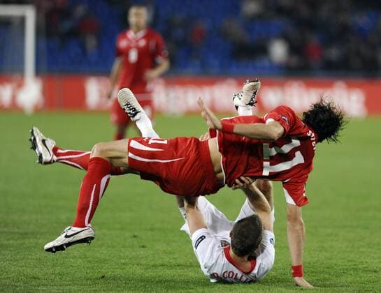 Obenauf - Marco Streller, SUI, unten Danny Collins, Wales, Schweiz - Wales, Laenderspiel, Fussball, 12.10.2010 
