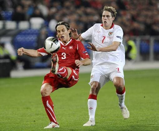 Li. Reto Ziegler, SUI, re. David Edwards, Wales, Schweiz - Wales, Laenderspiel, Fussball, 12.10.2010 