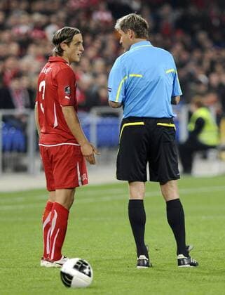 Li. Reto Ziegler, SUI, re. Schiedsrichter Alain Hamer, LUX, Schweiz - Wales, Laenderspiel, Fussball, 12.10.2010 