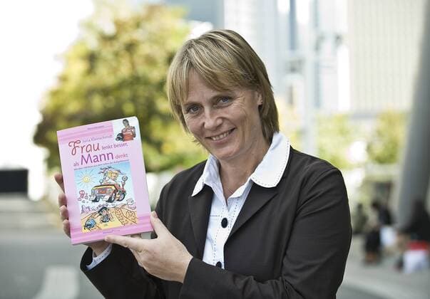 Jutta KLEINSCHMIDT, Deutschland, Rallye Fahrerin, Rennfahrerinnen, Brustbild, mit Ihrem Buch Frau lenkt besser, als Mann denkt , am 06.10.2010 Frankfurter Buchmesse 2010 vom 06.10 - 10.10.2009 in Frankfurt Main