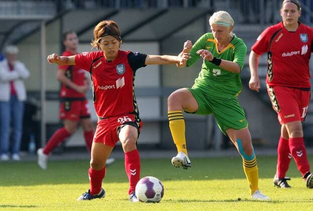 13.10.2010, Duisburg, Fussball, Frauen, Champions-League, FCR Duisburg - CSHVSM Almaty. v.l.: Kozue Ando (Duisburg), Natalya Ivanova (Almaty).
