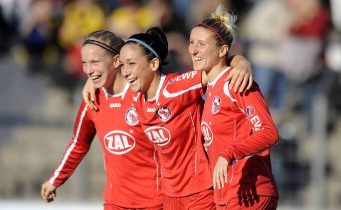 from left: Tabea Kemme, Nadine Keßler and Anja Mittag (Potsdam), celebrate the first goal, 1.FFC Turbine Potsdam - Aland United, Fußball, UEFA Women - Champions League, Saison 2010 2011, Potsdam, 13.10.2010, o0 Jubel Freude