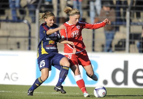 Tuija Hyyrynen (left, Aland) and Tabea Kemme (right, Potsdam), 1.FFC Turbine Potsdam - Aland United, Fußball, UEFA Women - Champions League, Saison 2010 2011, Potsdam, 13.10.2010,
