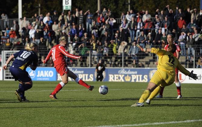 Anja Mittag (centre, Potrsdam) scored to 4:0, Emelie Karström (right, Aland), 1.FFC Turbine Potsdam - Aland United, Fußball, UEFA Women - Champions League, Saison 2010 2011, Potsdam, 13.10.2010,