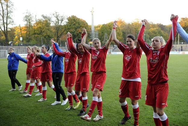Die Spielerinnen von Potsdam bejubeln den Sieg nach dem Spiel, 1.FFC Turbine Potsdam - Aland United , Fußball, UEFA Women - Champions League, Saison 2010 2011, Potsdam, 13.10.2010, o0 Jubel Freude Totale